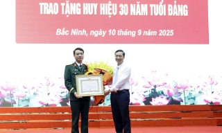 Trao tặng Huy hiệu 30 năm tuổi Đảng cho Đại tá Phạm Văn Tạo