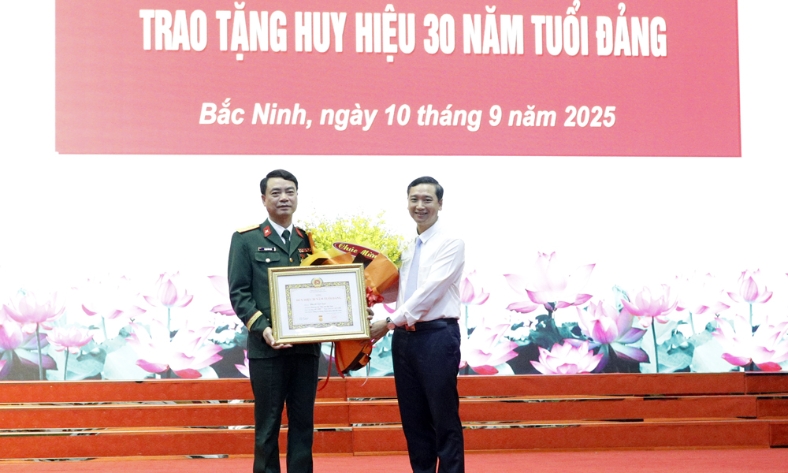  Trao tặng Huy hiệu 30 năm tuổi Đảng cho Đại tá Phạm Văn Tạo