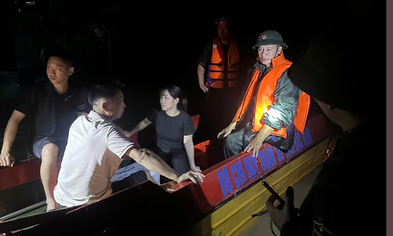  Bắc Ninh: Lực lượng vũ trang phối hợp ứng cứu hàng trăm hộ dân ra khỏi vùng nguy hiểm