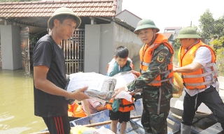 Thiếu tướng Nguyễn Văn Lịch, Phó Tư lệnh Quân khu 1 trao quân trang hỗ trợ Nhân dân Bắc Ninh