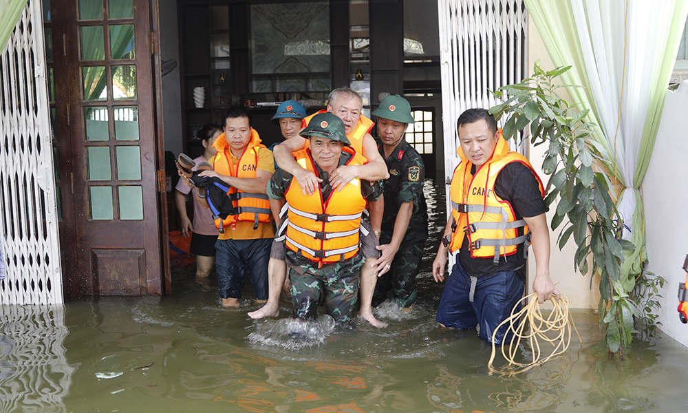  Lực lượng vũ trang ứng cứu hàng trăm hộ dân phường Đa Mai đến nơi an toàn