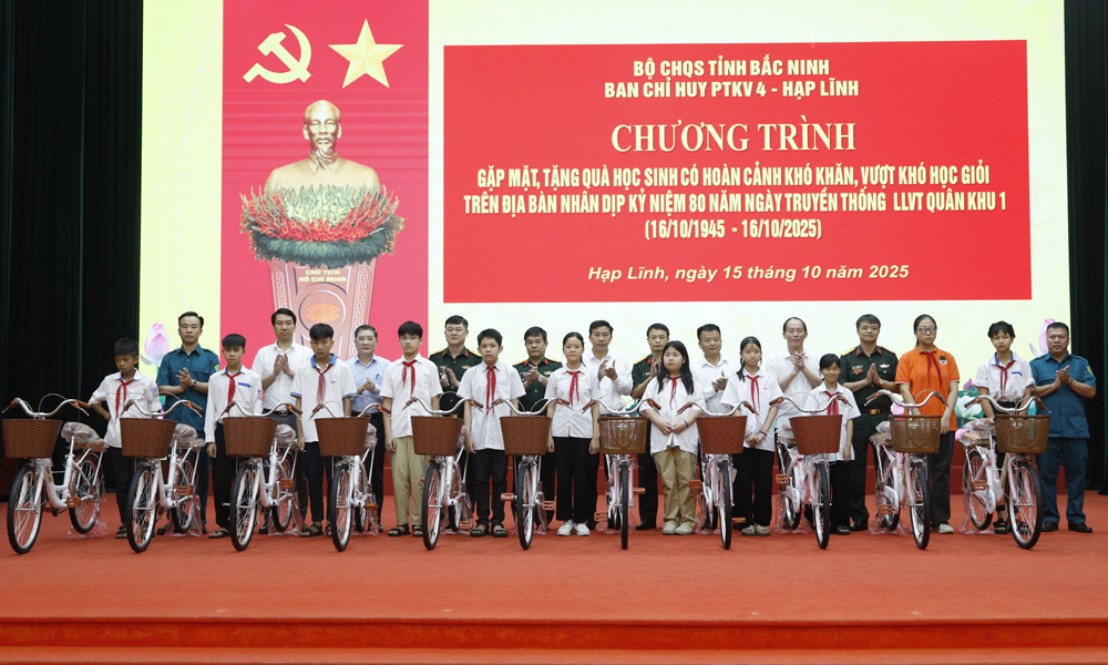  Ban Chỉ huy phòng thủ khu vực 4 - Hạp Lĩnh tặng quà học sinh vượt khó học giỏi