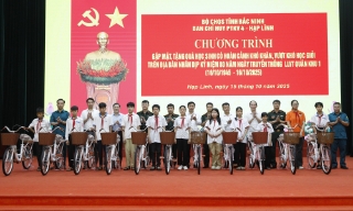 Ban Chỉ huy phòng thủ khu vực 4 - Hạp Lĩnh tặng quà học sinh vượt khó học giỏi