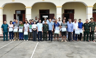 Bộ Chỉ huy quân sự Bắc Ninh cấp phát 6.000 bộ quần áo dân sự hỗ trợ Nhân dân vùng lũ