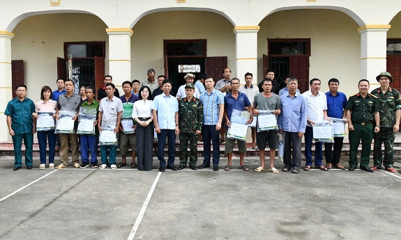 Bộ Chỉ huy quân sự Bắc Ninh cấp phát 6.000 bộ quần áo dân sự hỗ trợ Nhân dân vùng lũ