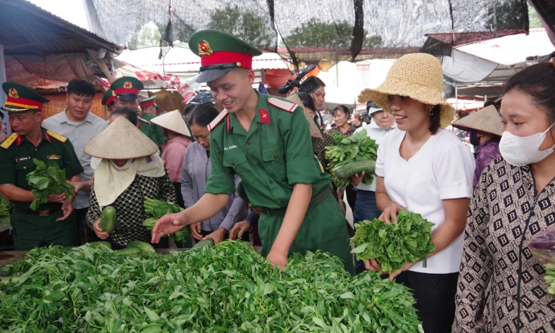  Trung đoàn 141  trao tặng 1,5 tấn rau, củ, quả cho xã Tiên Lục 