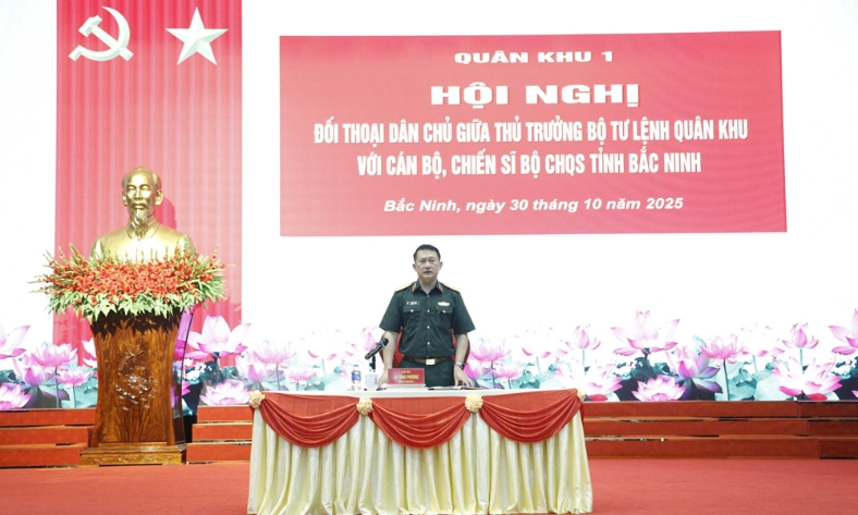  Thiếu tướng La Công Phương đối thoại dân chủ tại Bộ Chỉ huy quân sự tỉnh Bắc Ninh