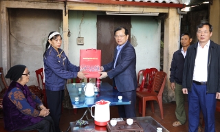 Đồng chí Phan Thế Tuấn, Phó Chủ tịch UBND tỉnh thăm hỏi, tặng quà gia đình nạn nhân tai nạn giao thông tại phường Vân Hà