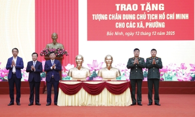  Bộ Tư lệnh Quân khu 1 trao tặng tượng chân dung Chủ tịch Hồ Chí Minh cho các xã, phường tỉnh Bắc Ninh