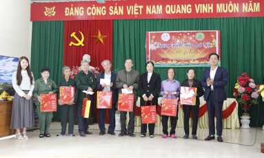  Trao quà Tết cho các cựu thanh niên xung phong hoàn cảnh khó khăn