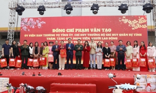 Đại tá Phạm Văn Tạo, Chỉ huy trưởng Bộ Chỉ huy quân sự tỉnh thăm, tặng quà doanh nghiệp, người lao động 