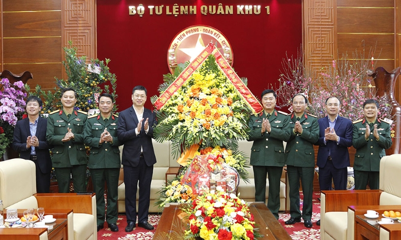  Đoàn công tác Tỉnh ủy Bắc Ninh thăm, chúc Tết Bộ Tư lệnh Quân khu 1