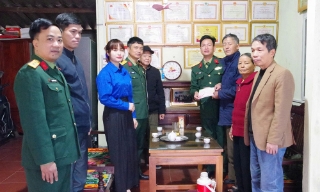 Sư đoàn 325 trao 244 suất quà Tết cho gia đình chính sách, hộ nghèo và quân nhân hoàn cảnh khó khăn