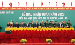 Bí thư Tỉnh ủy Nguyễn Hồng Thái dự lễ giao, nhận quân tại điểm giao quân số 10