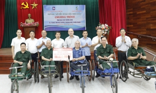 Trao tặng 50 triệu đồng cho Trung tâm Điều dưỡng thương binh Thuận Thành