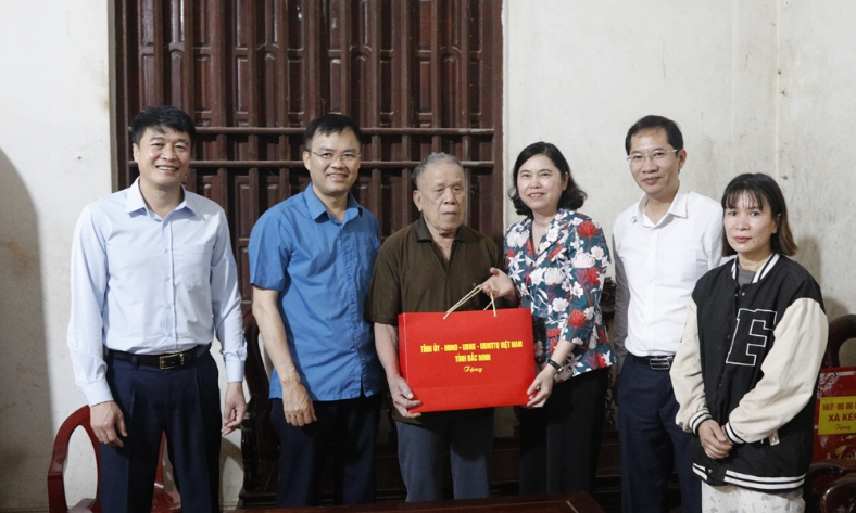  Phó Chủ tịch Thường trực HĐND tỉnh Trần Thị Hằng thăm, tặng quà người có công tại xã Kép