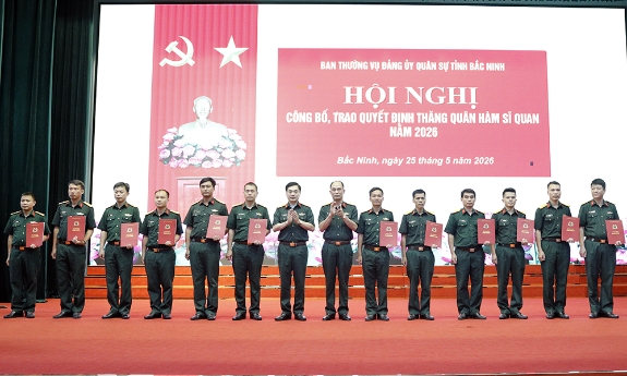  171 cán bộ, sĩ quan Bắc Ninh được thăng quân hàm 