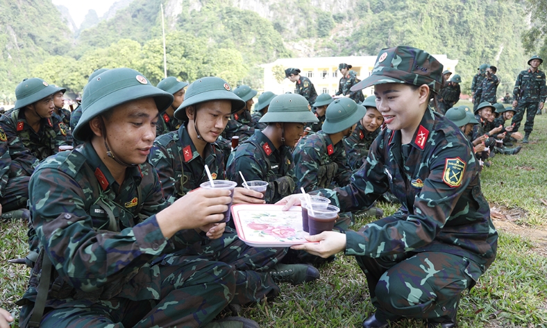  Bắc Ninh: Ấm lòng "Bát nước thao trường" tiếp sức chiến sĩ mới
