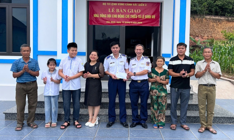   Bắc Ninh: Bộ Tư lệnh Vùng Cảnh sát biển 3 bàn giao "Nhà đồng đội” cho Thiếu tá Lê Đình Vũ
