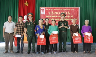 Hội Hỗ trợ gia đình liệt sĩ tỉnh Bắc Ninh trao quà tri ân tại phường Yên Dũng