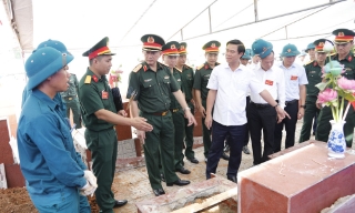 Trung tướng La Công Phương kiểm tra việc lấy mẫu hài cốt liệt sĩ tại xã Bắc Lũng