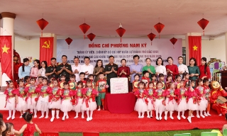 Đại tá Phương Nam Ký, Chính ủy Bộ Chỉ huy Quân sự thành phố tặng quà trẻ em  tại phường Phượng Sơn