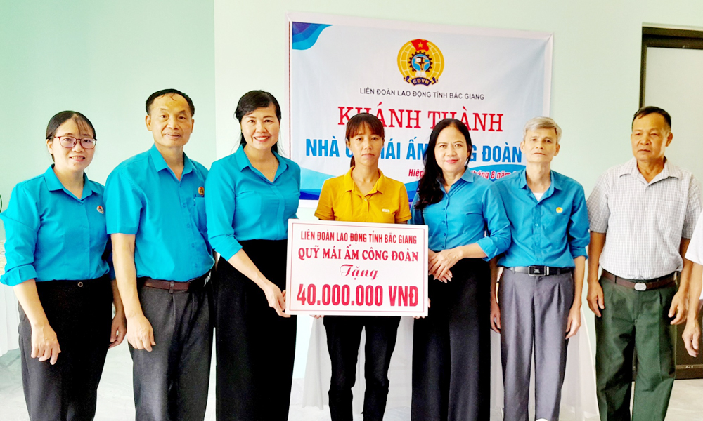 Bắc Giang: Bàn giao 2 nhà “Mái ấm công đoàn” cho đoàn viên khó khăn