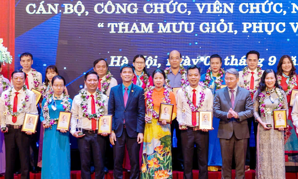 Bắc Giang: Một cán bộ phụ nữ được tuyên dương trong phong trào “Tham mưu giỏi, phục vụ tốt” 