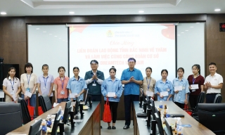 Lãnh đạo Liên đoàn Lao động tỉnh Bắc Ninh làm việc với 15 doanh nghiệp và tặng quà công nhân có hoàn cảnh khó khăn