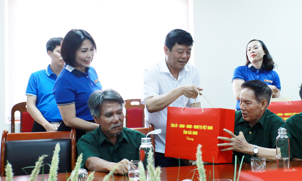  Phó Chủ tịch UBND tỉnh Ngô Tân Phượng thăm, tặng quà Trung tâm Điều dưỡng người có công tỉnh