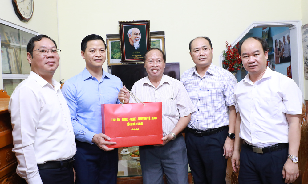   Chủ tịch UBND tỉnh Vương Quốc Tuấn thăm, tặng quà người có công tại một số địa phương
