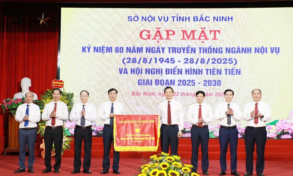  Chủ tịch UBND tỉnh dự gặp mặt cán bộ, công chức ngành nội vụ nhân kỷ niệm 80 năm Ngày truyền thống