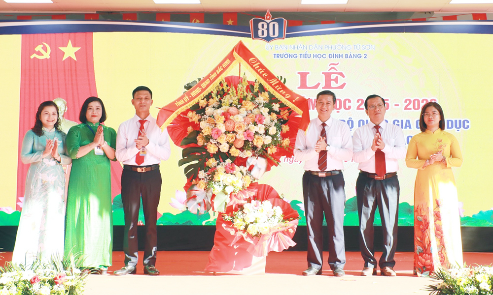  Chủ tịch HĐND tỉnh Nguyễn Việt Oanh dự lễ khai giảng năm học mới tại Trường Tiểu học Đình Bảng 2