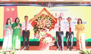 Chủ tịch HĐND tỉnh Nguyễn Việt Oanh dự lễ khai giảng năm học mới tại Trường Tiểu học Đình Bảng 2