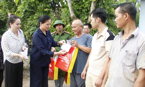 Phó Chủ tịch Ủy ban Trung ương MTTQ Việt Nam Hà Thị Nga thăm hỏi, tặng quà người dân bị ảnh hưởng bởi mưa lũ