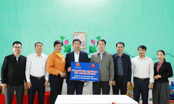 Bắc Ninh: Đảng ủy MTTQ, các đoàn thể Trung ương trao kinh phí hỗ trợ sau bão lũ cho xã Tân Yên 