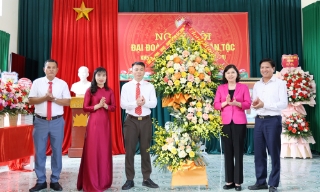  Phó Chủ tịch Thường trực HĐND tỉnh Trần Thị Hằng dự Ngày hội Đại đoàn kết toàn dân tại thôn Mục (xã Dương Hưu)