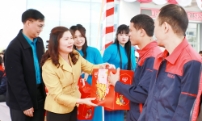 Phó Chủ tịch HĐND tỉnh Lâm Thị Hương Thành tặng quà Tết công nhân khó khăn 