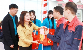 Phó Chủ tich HĐND tỉnh Lâm Thị Hương Thành tặng quà Tết công nhân khó khăn 