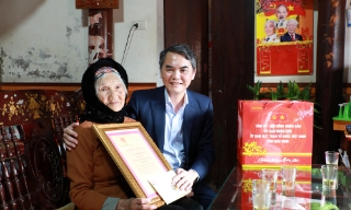  Trưởng Ban Tổ chức Tỉnh ủy Vũ Minh Hiếu tặng quà Tết người cao tuổi, hộ nghèo tại xã Lục Nam 