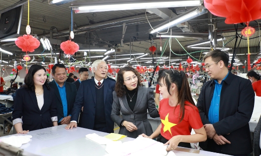 Phó Bí thư Thường trực Tỉnh ủy Nguyễn Thị Hương tặng quà Tết công nhân hoàn cảnh khó khăn