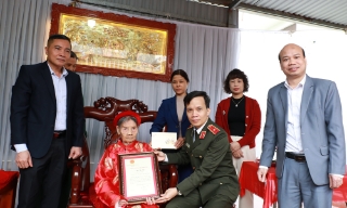 Thiếu tướng Bùi Duy Hưng, Giám đốc Công an tỉnh tặng quà Tết tại xã Trung Kênh