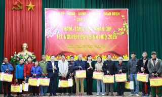 Bắc Ninh: Chủ tịch Ủy ban MTTQ tỉnh Nguyễn Thị Hà tặng quà Tết người nghèo xã Nghĩa Phương
