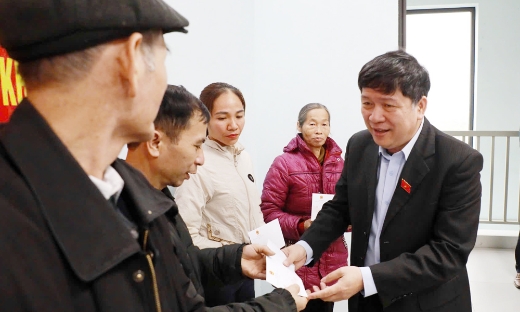  Phó Chủ nhiệm Ủy ban Văn hóa - Xã hội của Quốc hội tặng quà Tết gia đình hoàn cảnh khó khăn