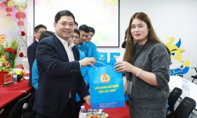   Bí thư Tỉnh ủy Nguyễn Hồng Thái chúc Tết công nhân lao động không về quê ăn Tết tại phường Tiền Phong