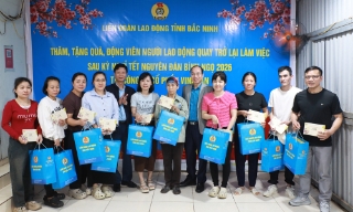 Lãnh đạo Liên đoàn Lao động tỉnh động viên công nhân trở lại làm việc sau Tết Nguyên đán