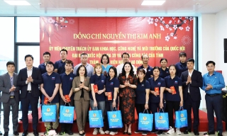Ủy ban Khoa học, Công nghệ và Môi trường của Quốc hội tặng quà công nhân tỉnh Bắc Ninh