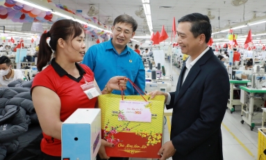  Chủ tịch HĐND tỉnh Nguyễn Việt Oanh động viên công nhân lao động sau Tết