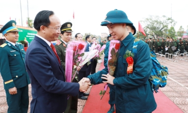   Phó Chủ tịch UBND tỉnh Phạm Văn Thịnh động viên tân binh thuộc Ban Chỉ huy phòng thủ khu vực 1 - Chũ