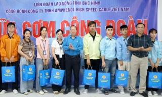 Bắc Ninh: Lãnh đạo Liên đoàn Lao động tỉnh thăm, tặng quà công nhân